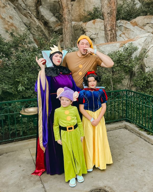 Snow White-themed family costume